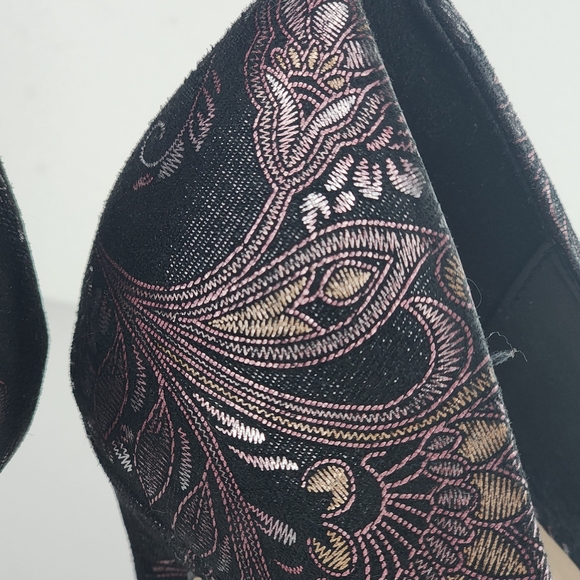 ALDO Black Pointed Floral Heels. - Picture 10 of 10